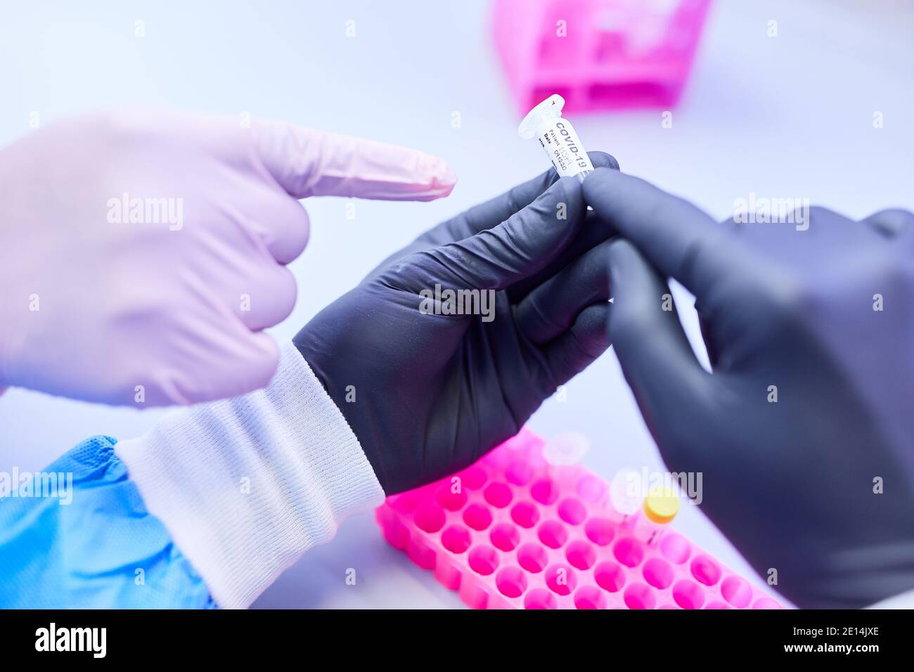 Professionisti medici in laboratorio con campione di test Covid-19 in prova tubo Foto Stock