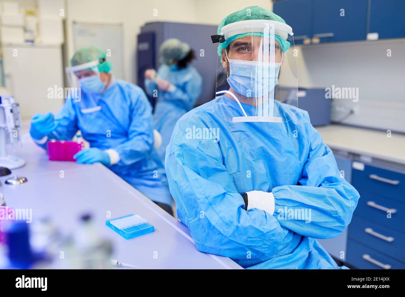 Il tecnico di laboratorio lavora con il team di Covid-19 test per la pandemia di coronavirus Foto Stock