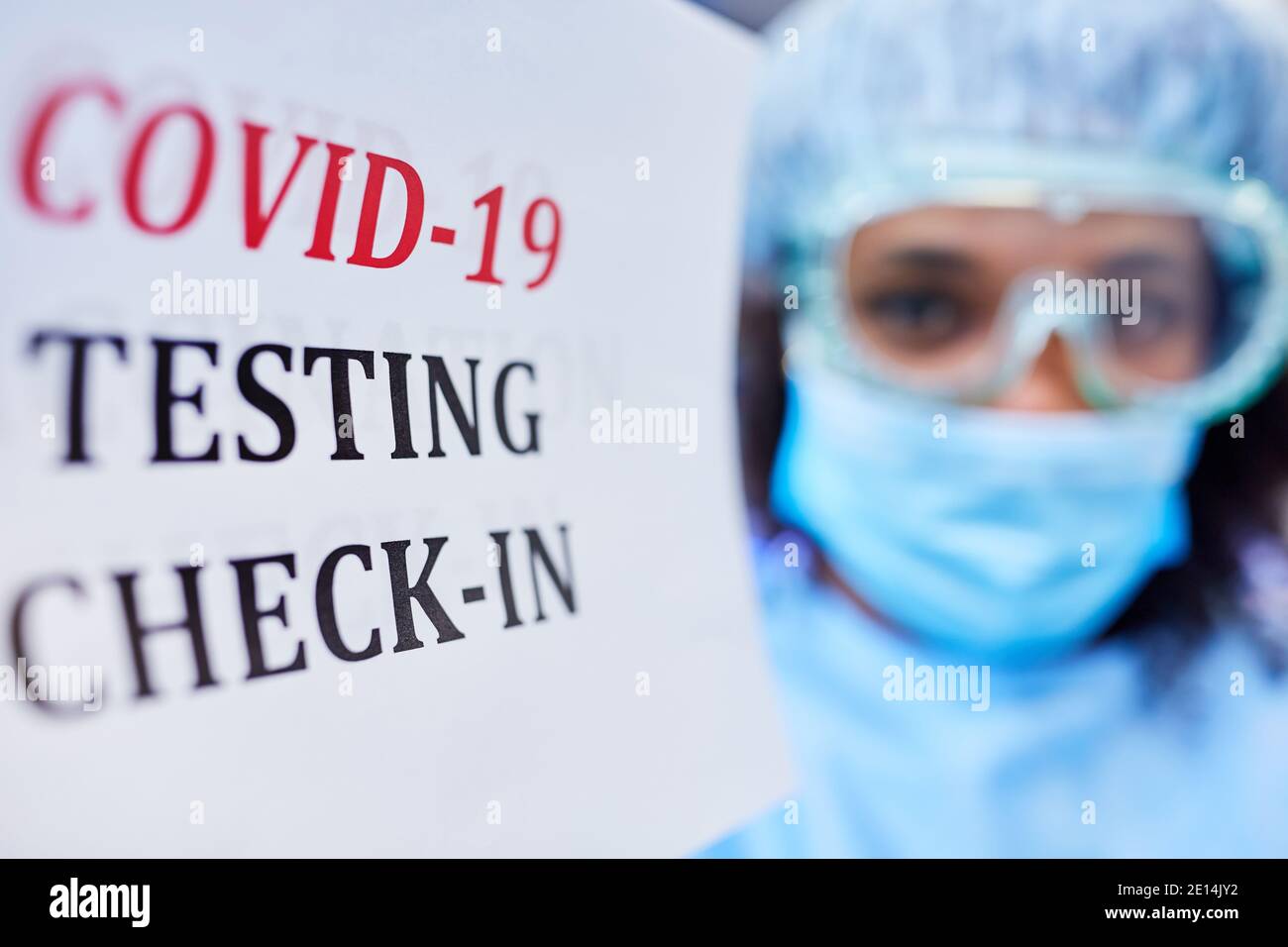 Medici che si registrano al check-in per il test Covid-19 in clinica in caso di pandemia di coronavirus Foto Stock