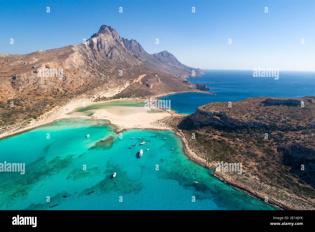 Vista aerea sulle acque cristalline di Balos Beach e laguna - una popolare attrazione turistica sulla costa nord-occidentale di Creta, Grecia Foto Stock
