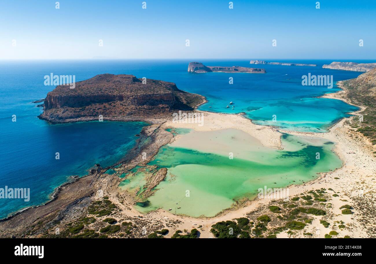 Vista aerea sulle acque cristalline di Balos Beach e laguna - una popolare attrazione turistica sulla costa nord-occidentale di Creta, Grecia Foto Stock