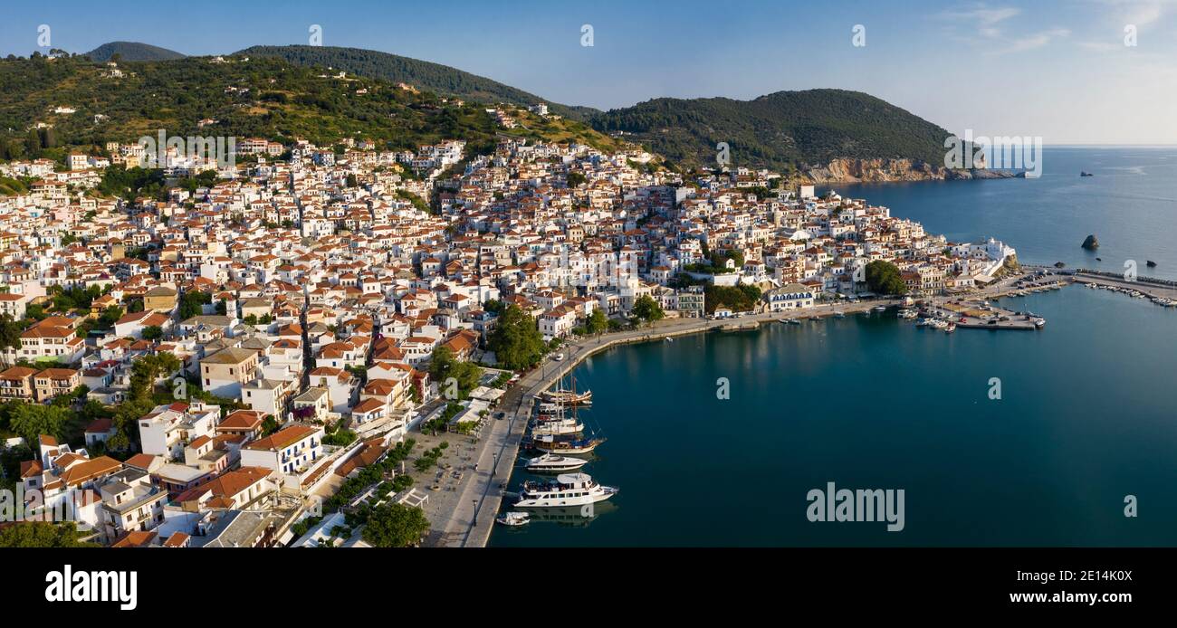 Vista aerea costiera panoramica degli edifici bianchi della città di Skopelos, Skopelos, Isole Sporadi del Nord, Grecia Foto Stock