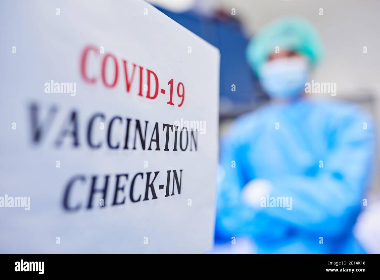 Vaccinazione di Covid-19 contro il coronavirus per i gruppi a rischio nella vaccinazione centro Foto Stock