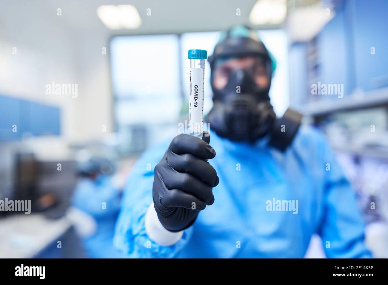 Medici con tampone per test rapido Covid-19 per analisi nel laboratorio di biotecnologia Foto Stock