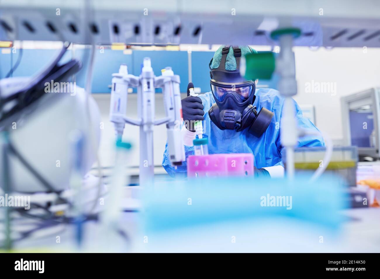 Ricercatore che produce vaccino Covid-19 in laboratorio biotecnologico durante la pandemia del coronavirus Foto Stock