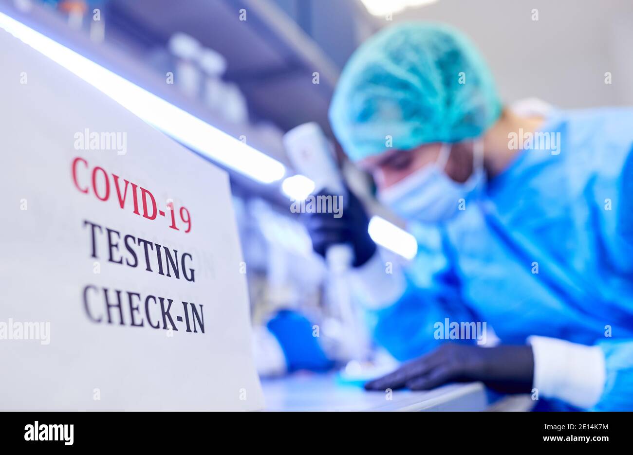 Check-in di test Covid-19 nel laboratorio di biochimica nell'evento di una pandemia di coronavirus Foto Stock