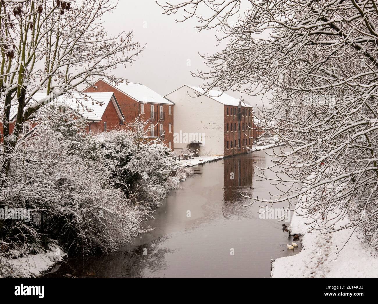 Regno Unito, Inghilterra, Cheshire, Congleton, Mossley, Macclesfield Canal, Old Wharf in inverno Foto Stock