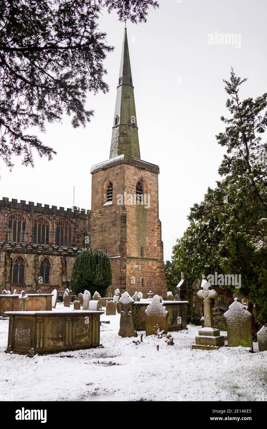 Regno Unito, Inghilterra, Cheshire, Congleton, Astbury, St Mary’s Church in inverno Foto Stock