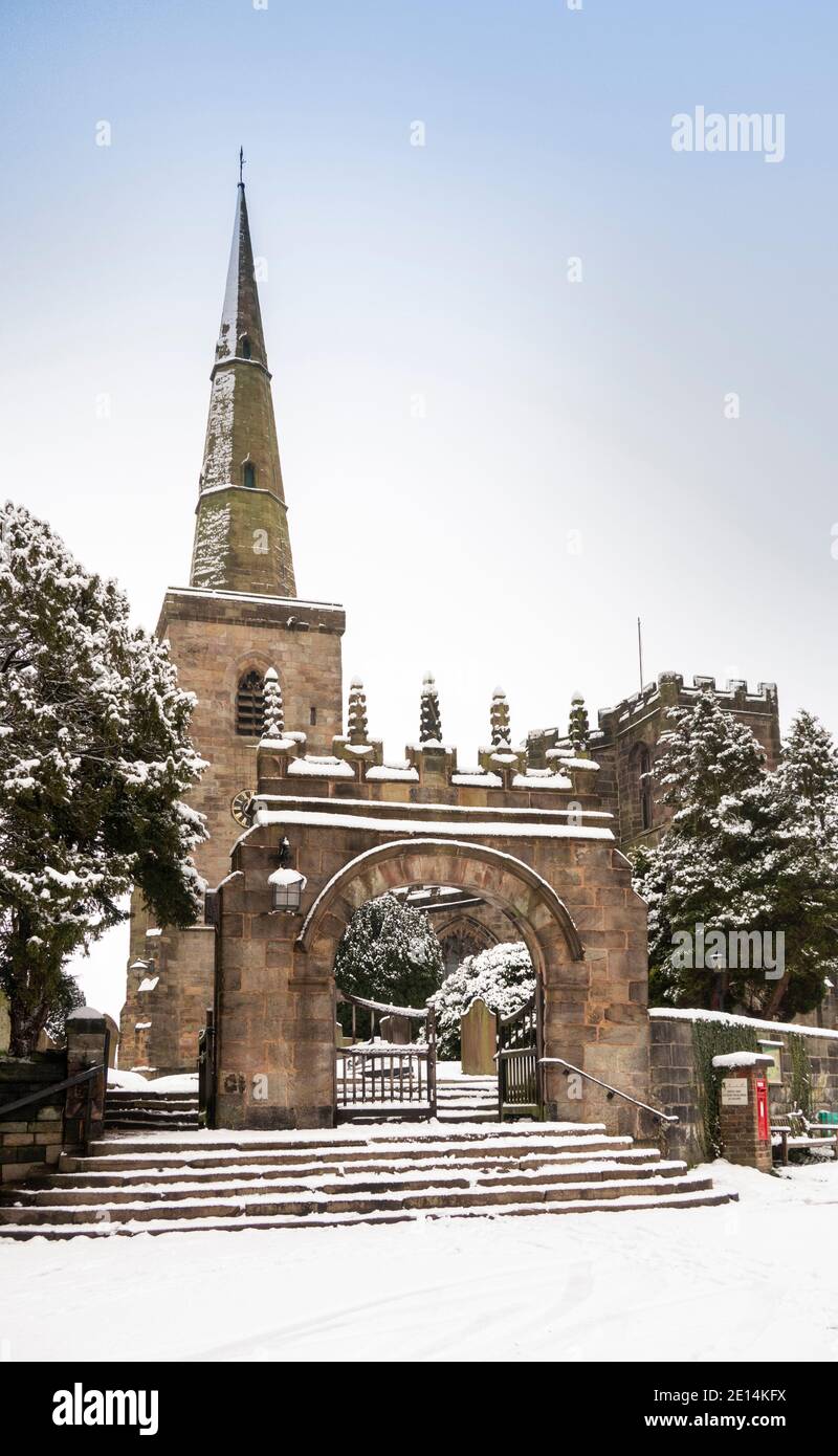 Regno Unito, Inghilterra, Cheshire, Congleton, Astbury, St Mary’s Church in inverno Foto Stock