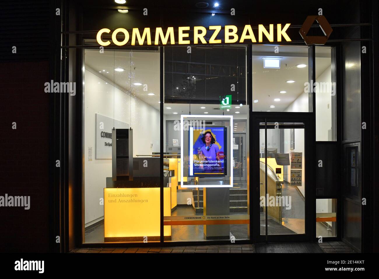 Monaco, Germania. 4 gennaio 2021. Chiuso COMMERZBANK filiale in serata, ingresso, afterts.Banken | utilizzo nel mondo Credit: dpa/Alamy Live News Foto Stock