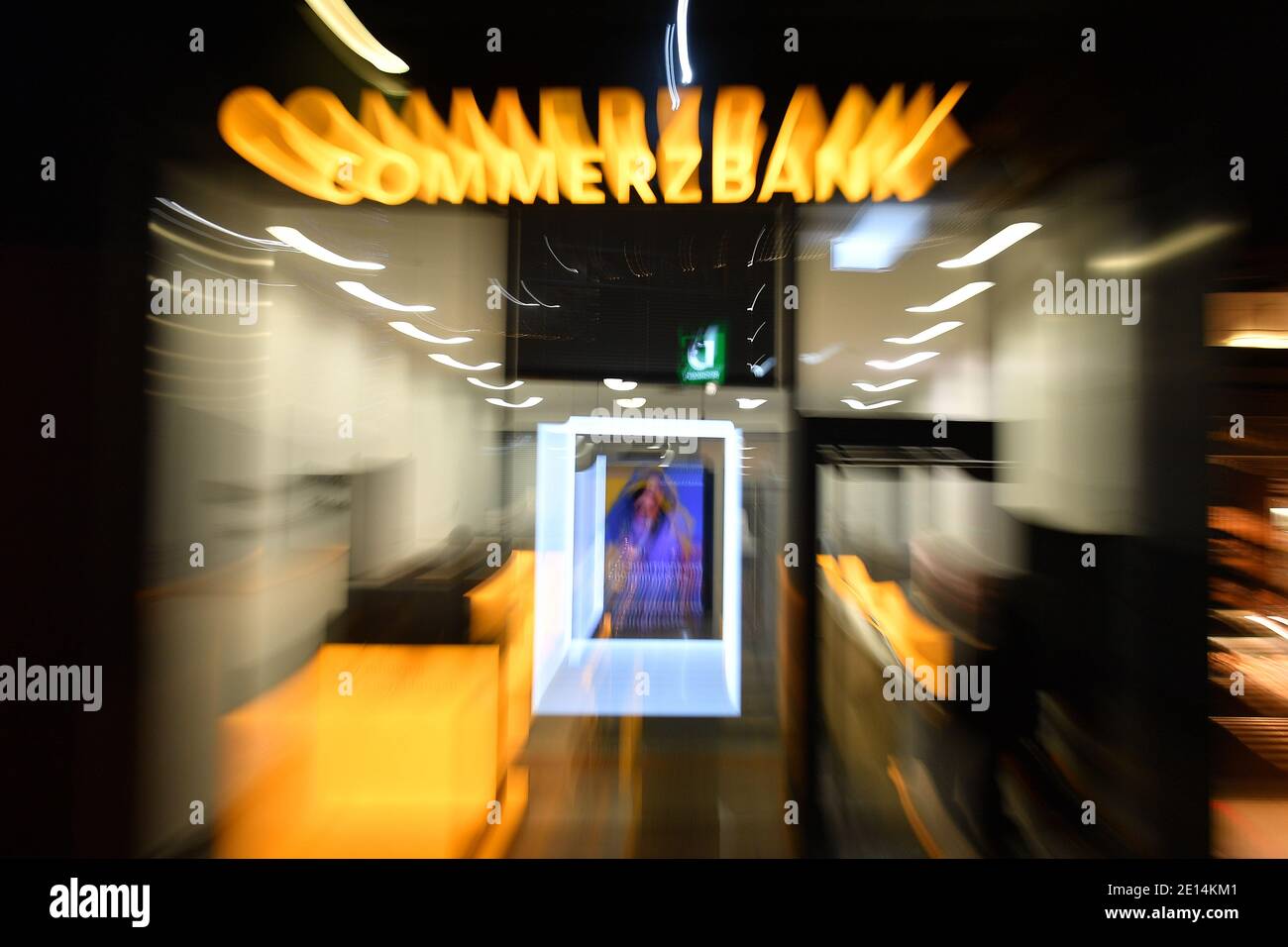 Monaco, Germania. 26 Nov 2020. Chiuso COMMERZBANK filiale in serata, ingresso, afterts.Banken | utilizzo nel mondo Credit: dpa/Alamy Live News Foto Stock
