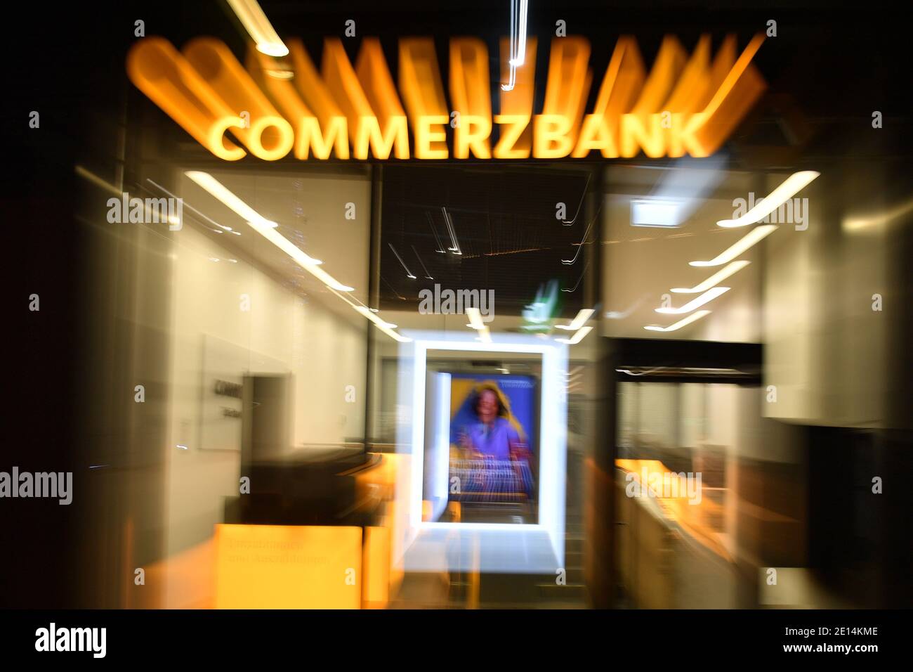 Monaco, Germania. 26 Nov 2020. Chiuso COMMERZBANK filiale in serata, ingresso, afterts.Banken | utilizzo nel mondo Credit: dpa/Alamy Live News Foto Stock