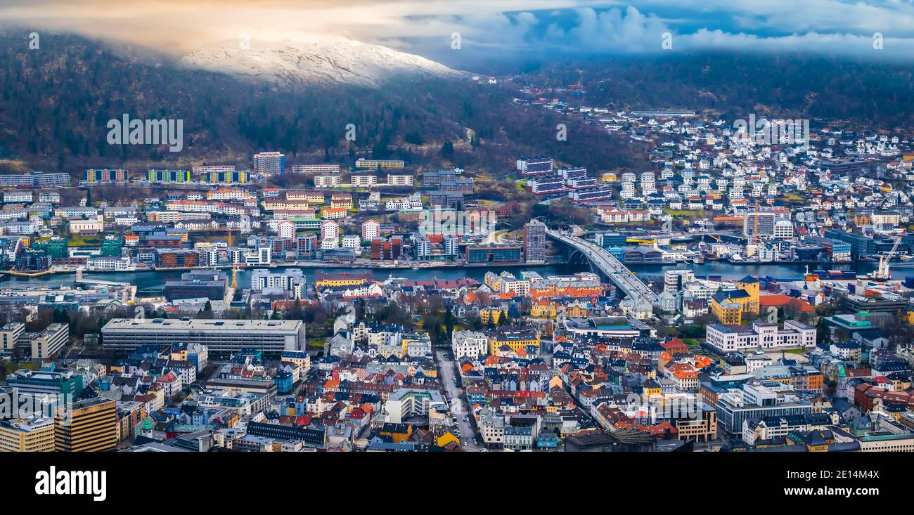 Paesaggio urbano di Bergen al tramonto, Norvegia. Foto Stock