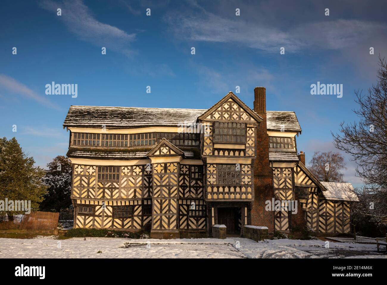 Regno Unito, Inghilterra, Cheshire, Scholar Green, Little Moreton Hall, Tudor in legno-incorniciato ingresso casa colonica, in inverno Foto Stock