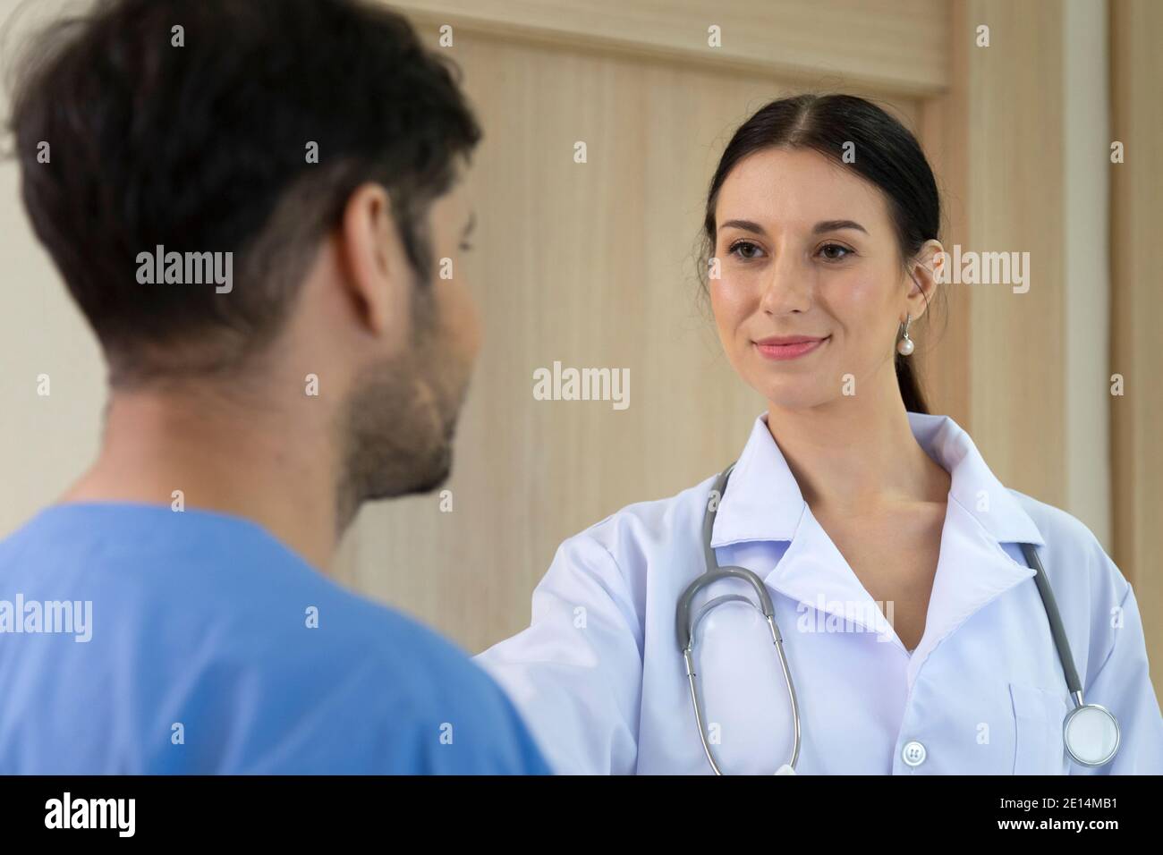 sorridente medico femminile che aiuta a sostenere e rassicurare il paziente dopo il cancro trattamento chirurgico recupero. concetto medico e sanitario. Foto Stock