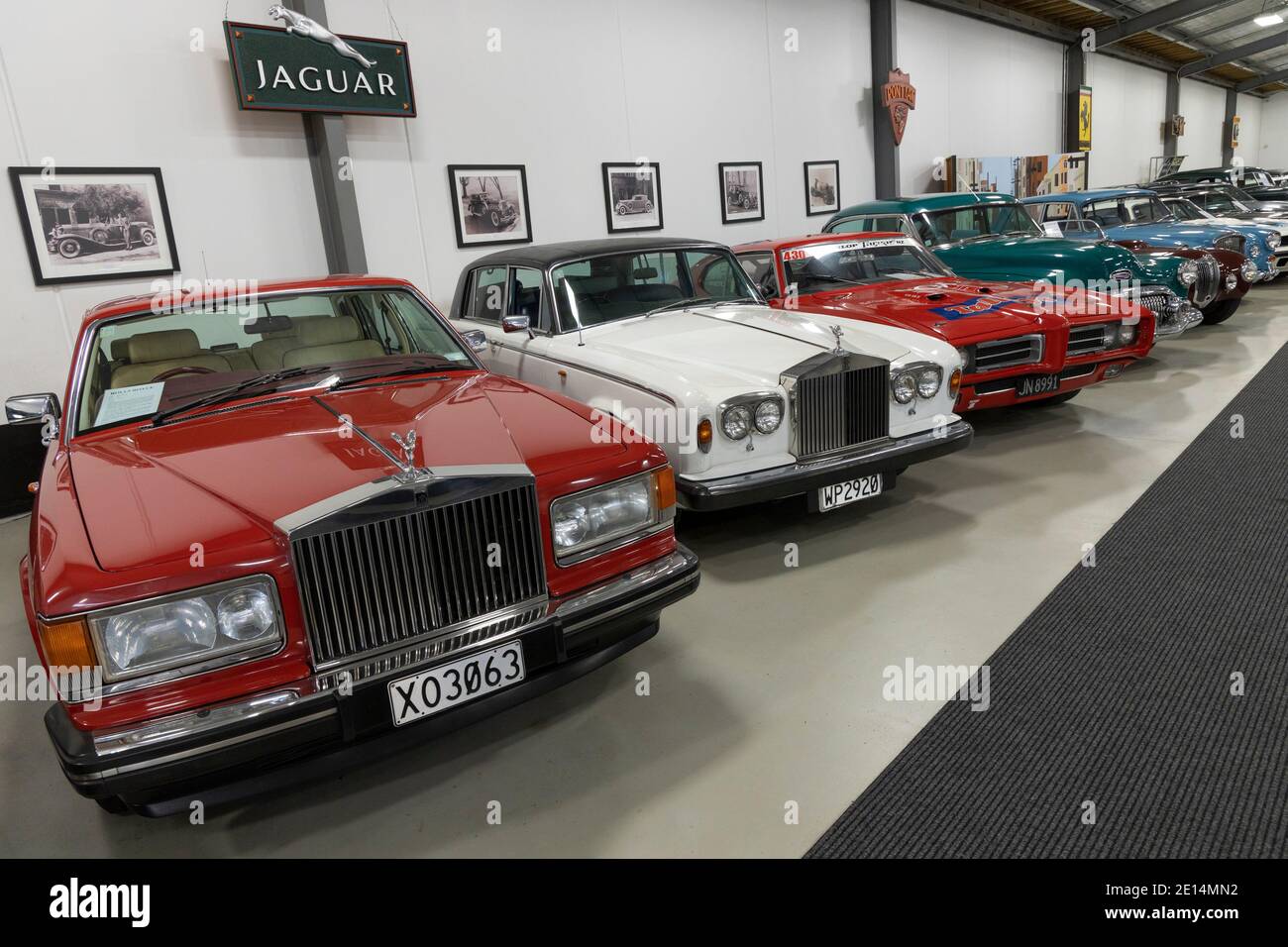 1991 Rolls Royce Silver Spirit II e 1980 Silver Wraith al Nelson Classic Car Museum, South Island, Nuova Zelanda. Foto Stock