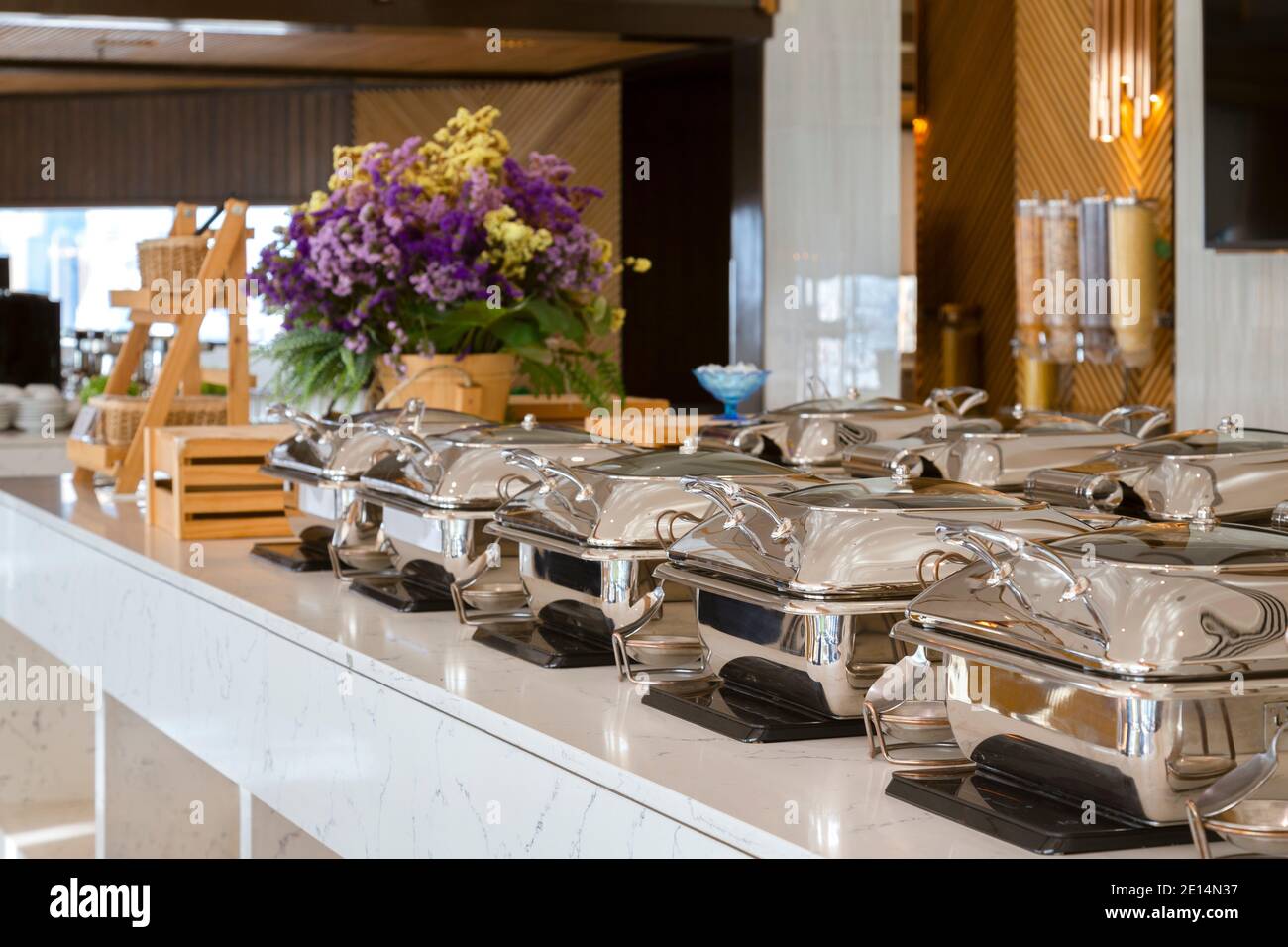 vassoi riscaldanti a buffet pronti per il servizio. colazione e pranzo buffet ristorazione banchetto in hotel o ristorante. Foto Stock