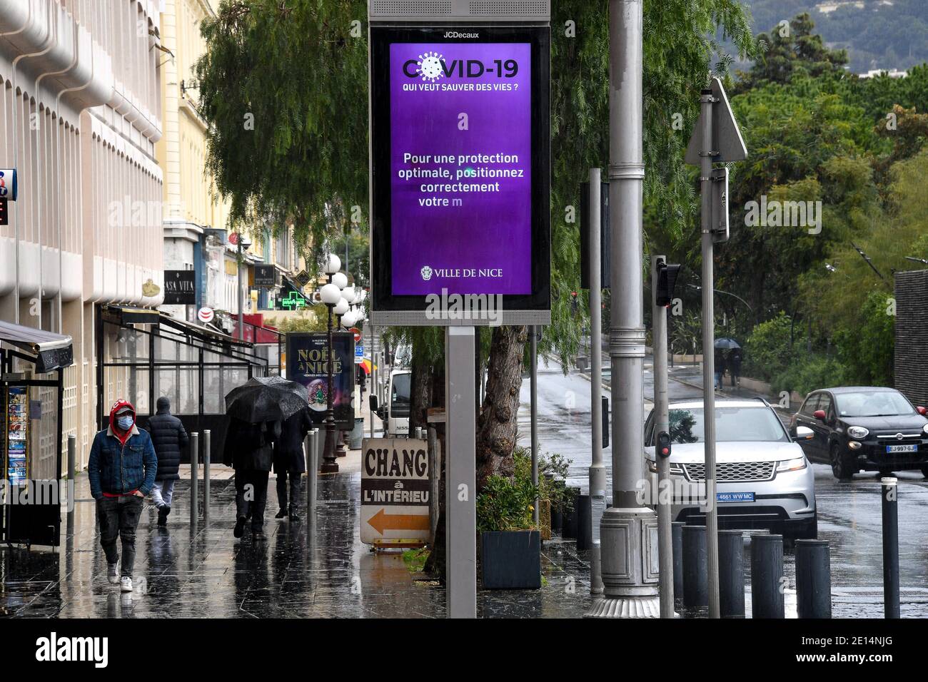 Place Massena - Illustrazione del coprifuoco dalle ore 18 a Nizza, in Francia, il 4 gennaio 2021. Il portavoce del governo ha annunciato il 1° gennaio che il coprifuoco sarebbe stato anticipato alle 18:00 da sabato 2 gennaio. Le Alpi Marittime e le Alte Alpi sono interessate, sebbene tale misura sia giudicata inefficace da alcuni rappresentanti eletti in Costa Azzurra, come David Lisnard, il sindaco di Cannes, o Jean Leonetti, il sindaco di Antibes Juan les Pins. Le Alpi Marittime sono tra i 15 dipartimenti... Foto di Lionel Urman/ABACAPRESS.COM Foto Stock