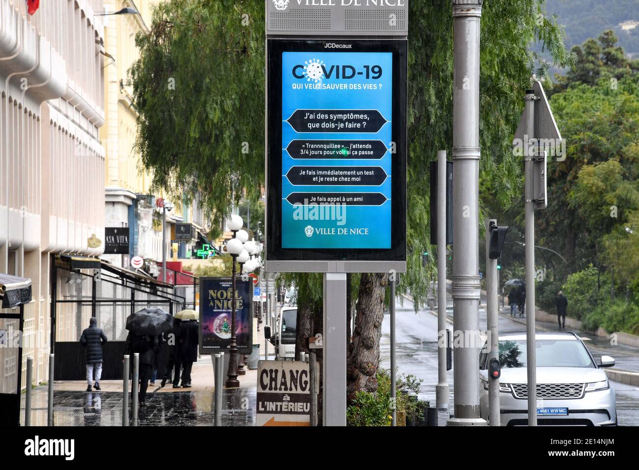 Place Massena - Illustrazione del coprifuoco dalle ore 18 a Nizza, in Francia, il 4 gennaio 2021. Il portavoce del governo ha annunciato il 1° gennaio che il coprifuoco sarebbe stato anticipato alle 18:00 da sabato 2 gennaio. Le Alpi Marittime e le Alte Alpi sono interessate, sebbene tale misura sia giudicata inefficace da alcuni rappresentanti eletti in Costa Azzurra, come David Lisnard, il sindaco di Cannes, o Jean Leonetti, il sindaco di Antibes Juan les Pins. Le Alpi Marittime sono tra i 15 dipartimenti... Foto di Lionel Urman/ABACAPRESS.COM Foto Stock