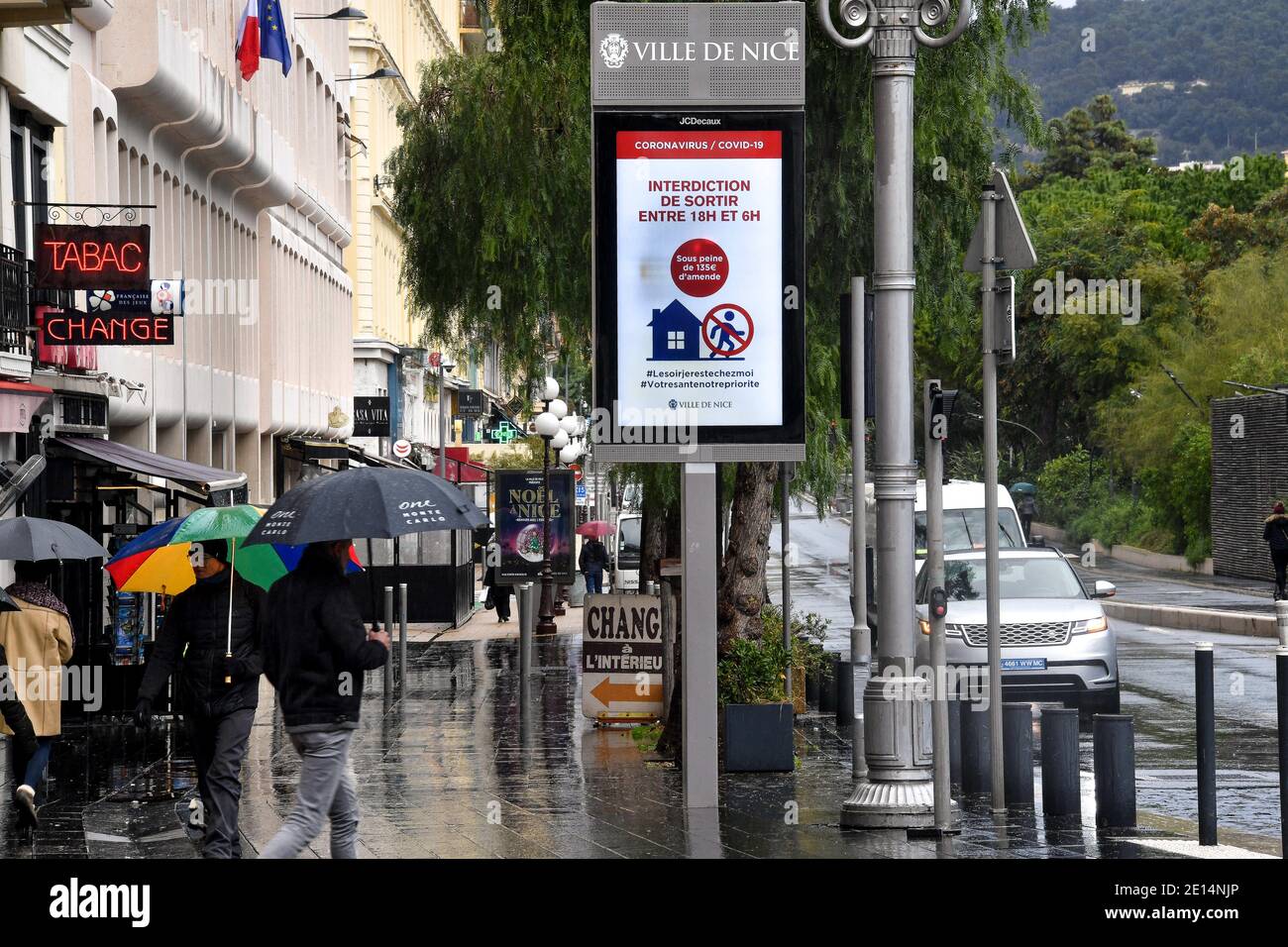Place Massena - Illustrazione del coprifuoco dalle ore 18 a Nizza, in Francia, il 4 gennaio 2021. Il portavoce del governo ha annunciato il 1° gennaio che il coprifuoco sarebbe stato anticipato alle 18:00 da sabato 2 gennaio. Le Alpi Marittime e le Alte Alpi sono interessate, sebbene tale misura sia giudicata inefficace da alcuni rappresentanti eletti in Costa Azzurra, come David Lisnard, il sindaco di Cannes, o Jean Leonetti, il sindaco di Antibes Juan les Pins. Le Alpi Marittime sono tra i 15 dipartimenti... Foto di Lionel Urman/ABACAPRESS.COM Foto Stock