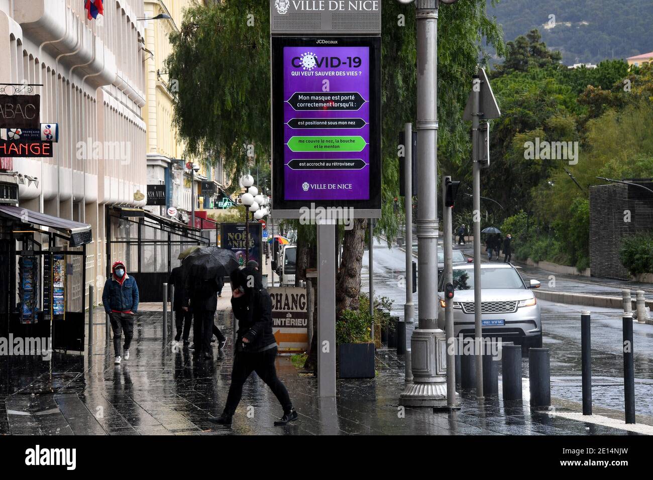 Place Massena - Illustrazione del coprifuoco dalle ore 18 a Nizza, in Francia, il 4 gennaio 2021. Il portavoce del governo ha annunciato il 1° gennaio che il coprifuoco sarebbe stato anticipato alle 18:00 da sabato 2 gennaio. Le Alpi Marittime e le Alte Alpi sono interessate, sebbene tale misura sia giudicata inefficace da alcuni rappresentanti eletti in Costa Azzurra, come David Lisnard, il sindaco di Cannes, o Jean Leonetti, il sindaco di Antibes Juan les Pins. Le Alpi Marittime sono tra i 15 dipartimenti... Foto di Lionel Urman/ABACAPRESS.COM Foto Stock