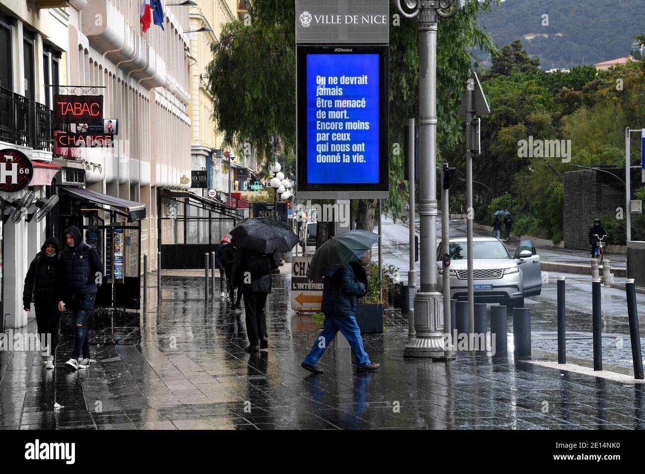 Place Massena - Illustrazione del coprifuoco dalle ore 18 a Nizza, in Francia, il 4 gennaio 2021. Il portavoce del governo ha annunciato il 1° gennaio che il coprifuoco sarebbe stato anticipato alle 18:00 da sabato 2 gennaio. Le Alpi Marittime e le Alte Alpi sono interessate, sebbene tale misura sia giudicata inefficace da alcuni rappresentanti eletti in Costa Azzurra, come David Lisnard, il sindaco di Cannes, o Jean Leonetti, il sindaco di Antibes Juan les Pins. Le Alpi Marittime sono tra i 15 dipartimenti... Foto di Lionel Urman/ABACAPRESS.COM Foto Stock