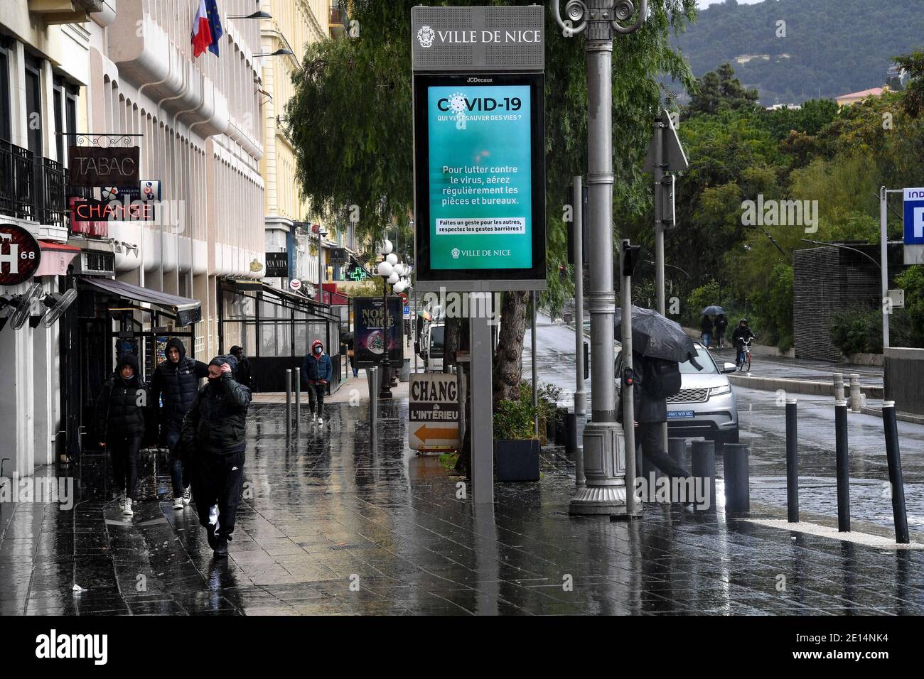 Place Massena - Illustrazione del coprifuoco dalle ore 18 a Nizza, in Francia, il 4 gennaio 2021. Il portavoce del governo ha annunciato il 1° gennaio che il coprifuoco sarebbe stato anticipato alle 18:00 da sabato 2 gennaio. Le Alpi Marittime e le Alte Alpi sono interessate, sebbene tale misura sia giudicata inefficace da alcuni rappresentanti eletti in Costa Azzurra, come David Lisnard, il sindaco di Cannes, o Jean Leonetti, il sindaco di Antibes Juan les Pins. Le Alpi Marittime sono tra i 15 dipartimenti... Foto di Lionel Urman/ABACAPRESS.COM Foto Stock
