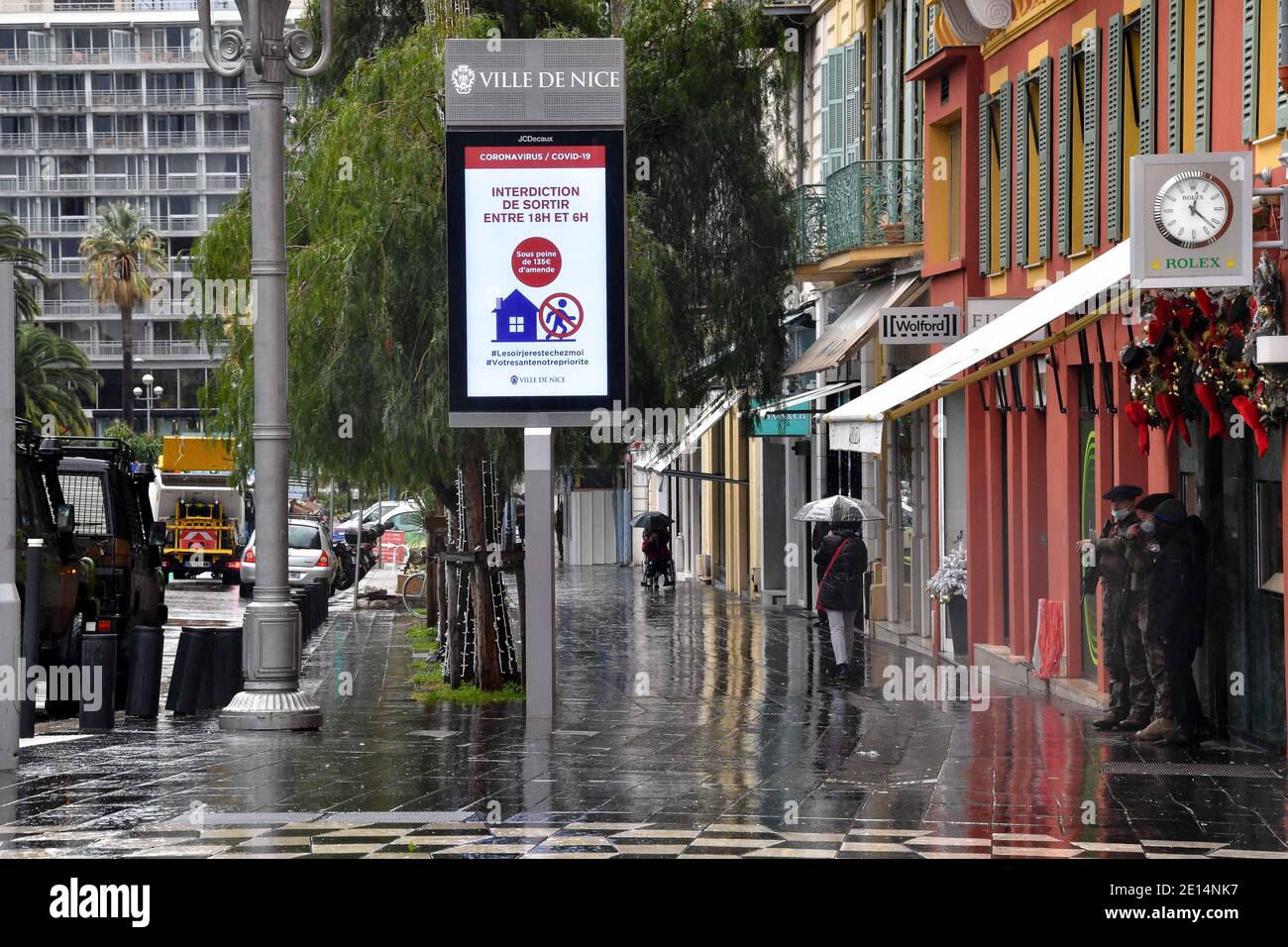 Place Massena - Illustrazione del coprifuoco dalle ore 18 a Nizza, in Francia, il 4 gennaio 2021. Il portavoce del governo ha annunciato il 1° gennaio che il coprifuoco sarebbe stato anticipato alle 18:00 da sabato 2 gennaio. Le Alpi Marittime e le Alte Alpi sono interessate, sebbene tale misura sia giudicata inefficace da alcuni rappresentanti eletti in Costa Azzurra, come David Lisnard, il sindaco di Cannes, o Jean Leonetti, il sindaco di Antibes Juan les Pins. Le Alpi Marittime sono tra i 15 dipartimenti... Foto di Lionel Urman/ABACAPRESS.COM Foto Stock