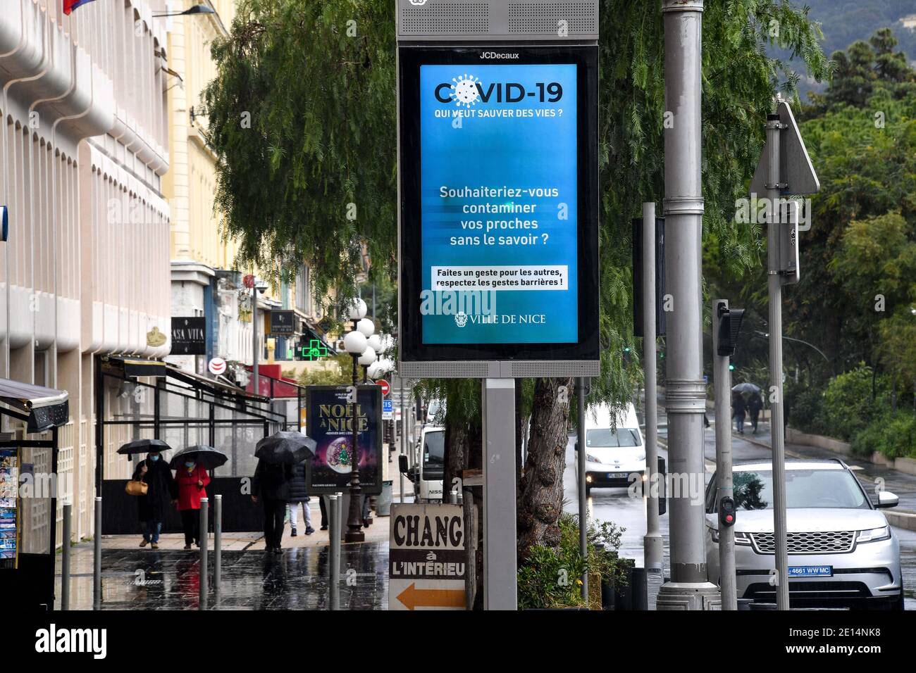 Place Massena - Illustrazione del coprifuoco dalle ore 18 a Nizza, in Francia, il 4 gennaio 2021. Il portavoce del governo ha annunciato il 1° gennaio che il coprifuoco sarebbe stato anticipato alle 18:00 da sabato 2 gennaio. Le Alpi Marittime e le Alte Alpi sono interessate, sebbene tale misura sia giudicata inefficace da alcuni rappresentanti eletti in Costa Azzurra, come David Lisnard, il sindaco di Cannes, o Jean Leonetti, il sindaco di Antibes Juan les Pins. Le Alpi Marittime sono tra i 15 dipartimenti... Foto di Lionel Urman/ABACAPRESS.COM Foto Stock