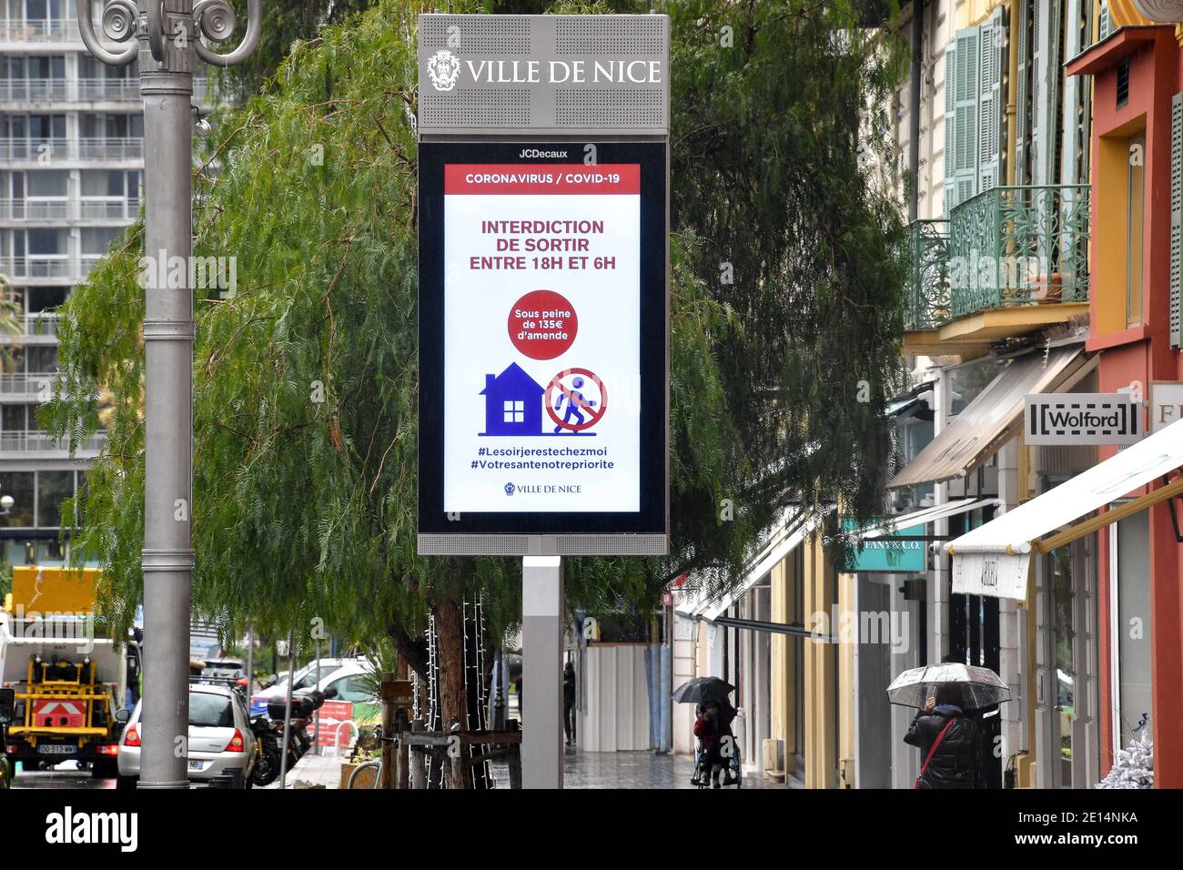 Place Massena - Illustrazione del coprifuoco dalle ore 18 a Nizza, in Francia, il 4 gennaio 2021. Il portavoce del governo ha annunciato il 1° gennaio che il coprifuoco sarebbe stato anticipato alle 18:00 da sabato 2 gennaio. Le Alpi Marittime e le Alte Alpi sono interessate, sebbene tale misura sia giudicata inefficace da alcuni rappresentanti eletti in Costa Azzurra, come David Lisnard, il sindaco di Cannes, o Jean Leonetti, il sindaco di Antibes Juan les Pins. Le Alpi Marittime sono tra i 15 dipartimenti... Foto di Lionel Urman/ABACAPRESS.COM Foto Stock