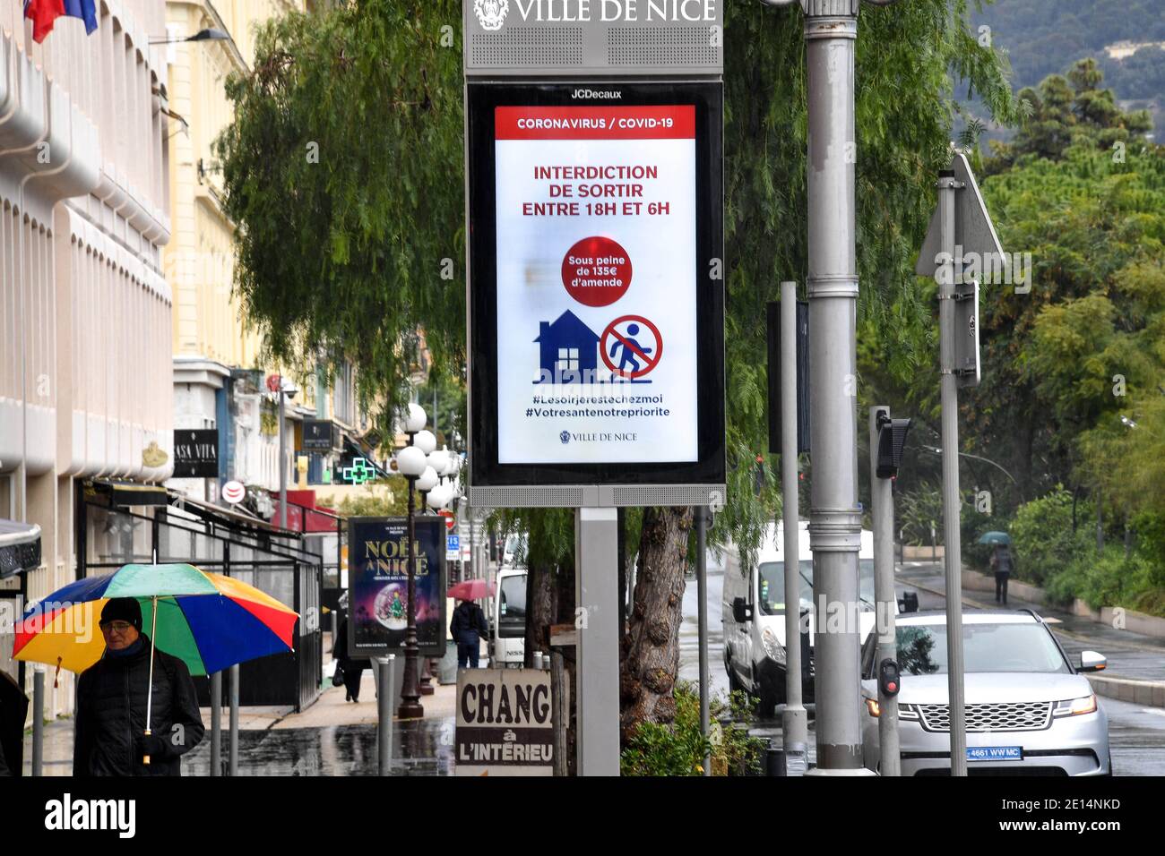 Place Massena - Illustrazione del coprifuoco dalle ore 18 a Nizza, in Francia, il 4 gennaio 2021. Il portavoce del governo ha annunciato il 1° gennaio che il coprifuoco sarebbe stato anticipato alle 18:00 da sabato 2 gennaio. Le Alpi Marittime e le Alte Alpi sono interessate, sebbene tale misura sia giudicata inefficace da alcuni rappresentanti eletti in Costa Azzurra, come David Lisnard, il sindaco di Cannes, o Jean Leonetti, il sindaco di Antibes Juan les Pins. Le Alpi Marittime sono tra i 15 dipartimenti... Foto di Lionel Urman/ABACAPRESS.COM Foto Stock