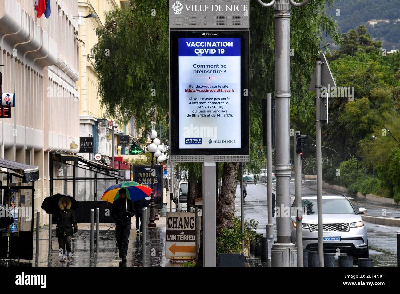 Place Massena - Illustrazione del coprifuoco dalle ore 18 a Nizza, in Francia, il 4 gennaio 2021. Il portavoce del governo ha annunciato il 1° gennaio che il coprifuoco sarebbe stato anticipato alle 18:00 da sabato 2 gennaio. Le Alpi Marittime e le Alte Alpi sono interessate, sebbene tale misura sia giudicata inefficace da alcuni rappresentanti eletti in Costa Azzurra, come David Lisnard, il sindaco di Cannes, o Jean Leonetti, il sindaco di Antibes Juan les Pins. Le Alpi Marittime sono tra i 15 dipartimenti... Foto di Lionel Urman/ABACAPRESS.COM Foto Stock