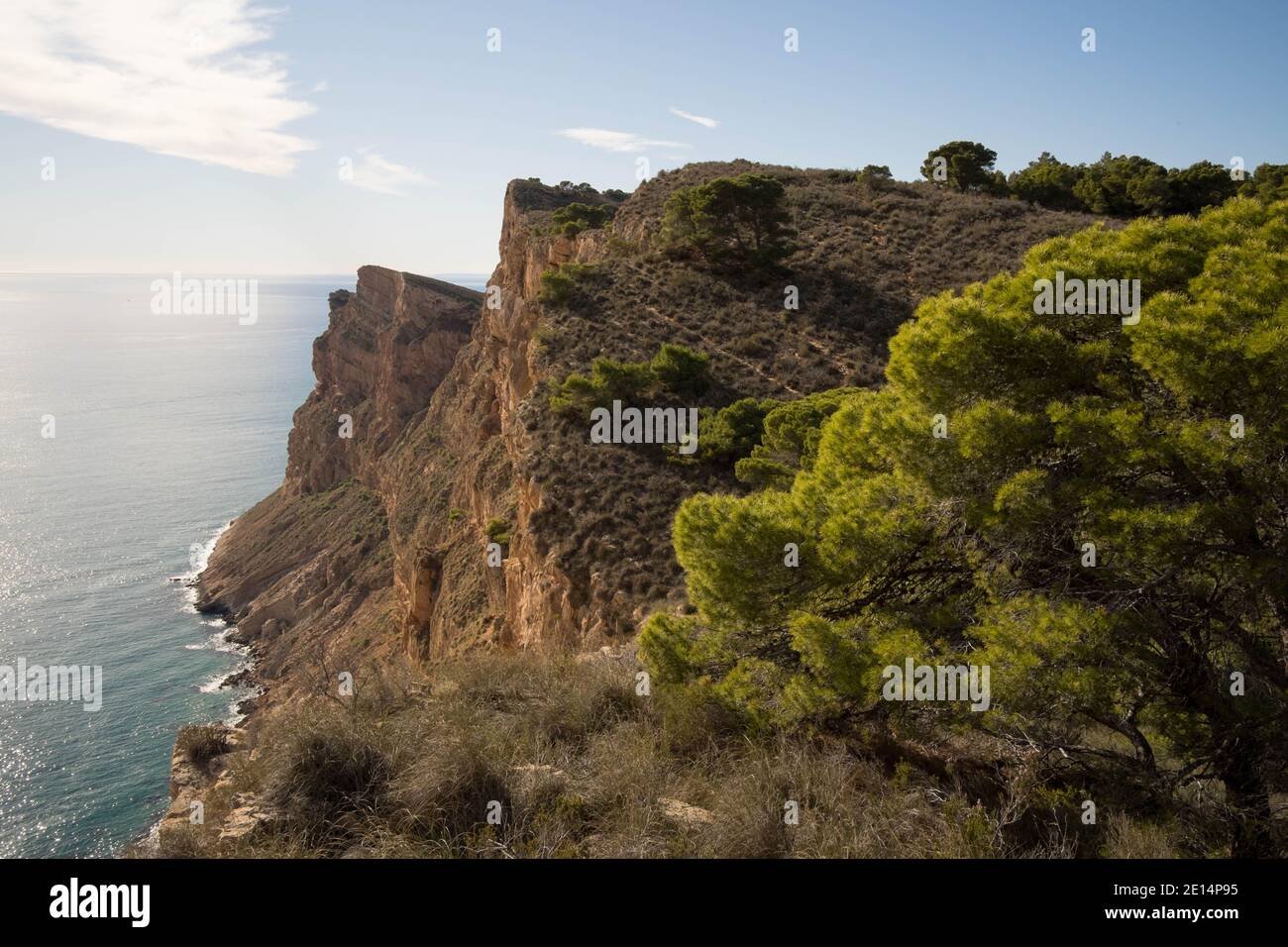 Alta costa rocciosa del parco naturale Sierra Helada Foto Stock