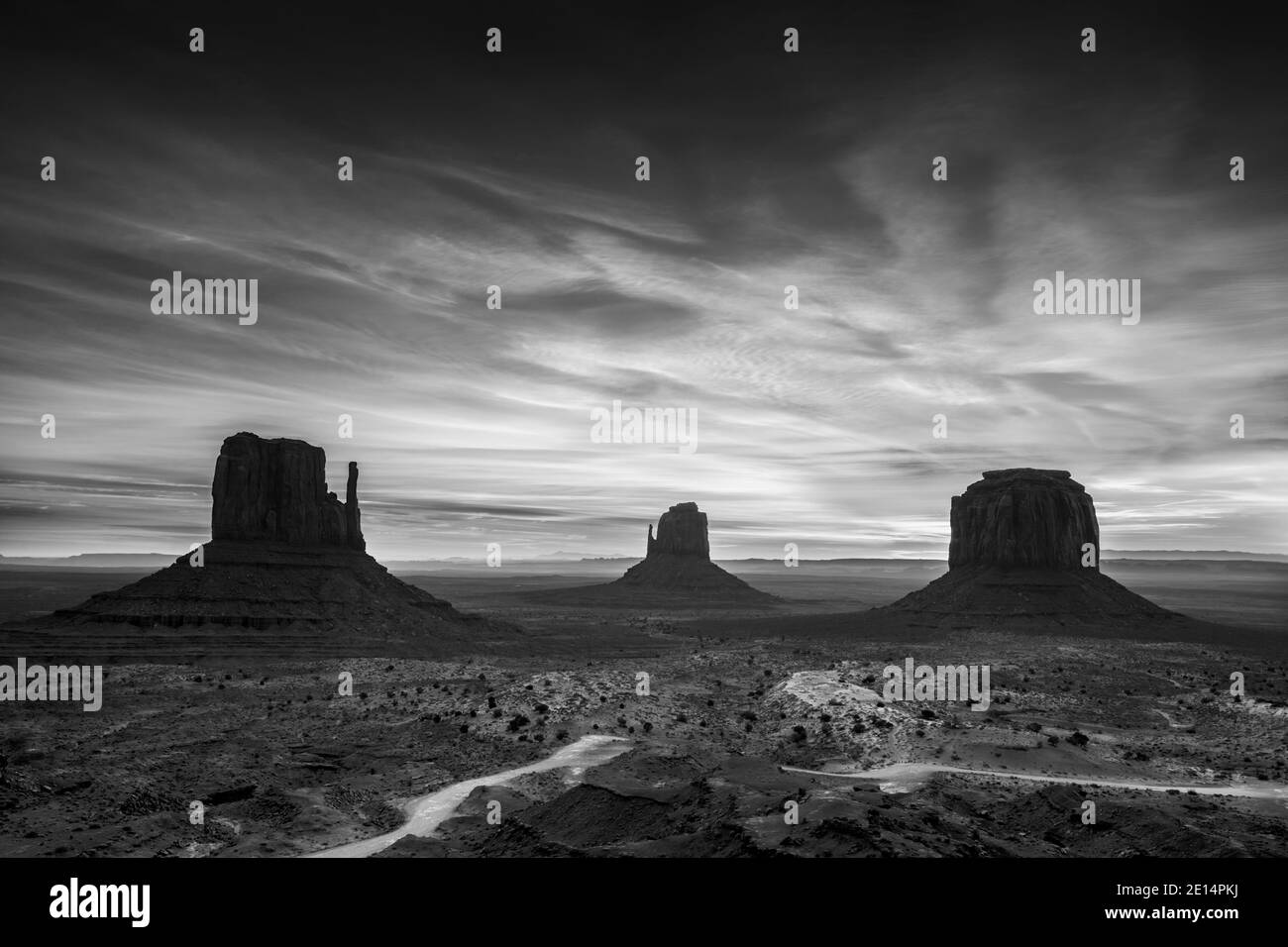 Alba dietro West Mitten Butte, East Mitten Butte e Merrick Butte, The Mittens at Sunrise, Monument Valley Navajo Tribal Park, Arizona, Stati Uniti Foto Stock