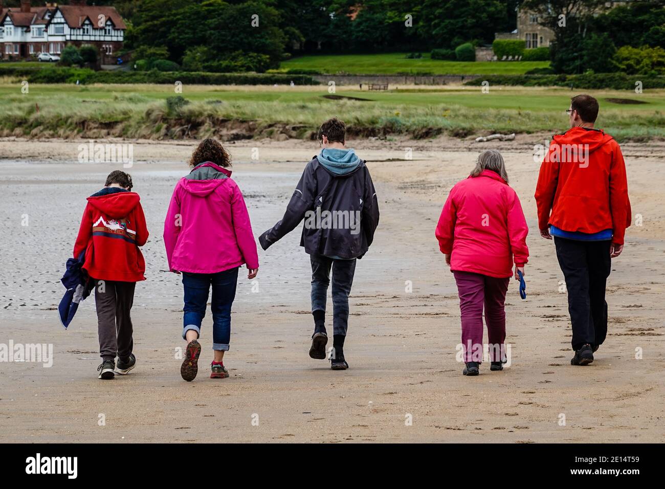 Famiglia (Padre, Madre, 2 figli e nonna) che cammina lungo Broadsands vicino a North Berwick Foto Stock