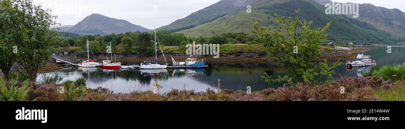 Barche ormeggiate a Rubha na Glas-dice a Ballachulish, sul lago Leven Foto Stock