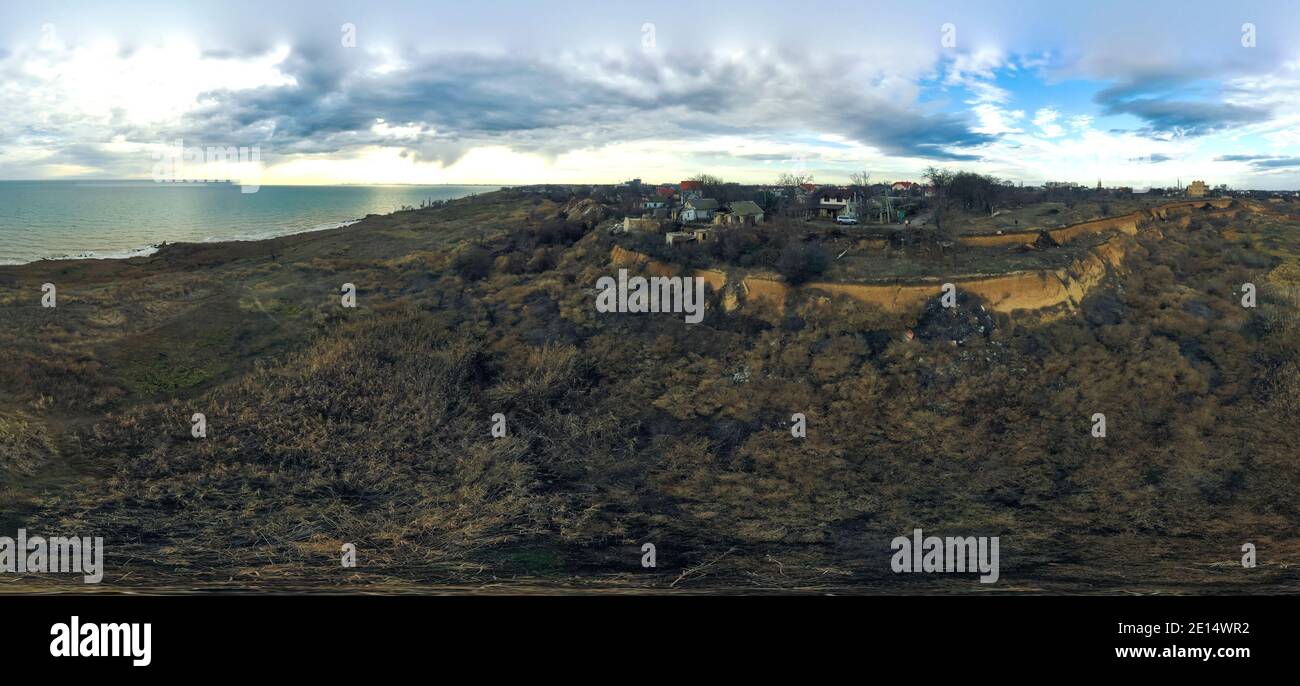 Panorama di una frana della costa del Mar Nero con Case distrutte vicino al villaggio di Fontanka Odessa Ucraina Foto Stock