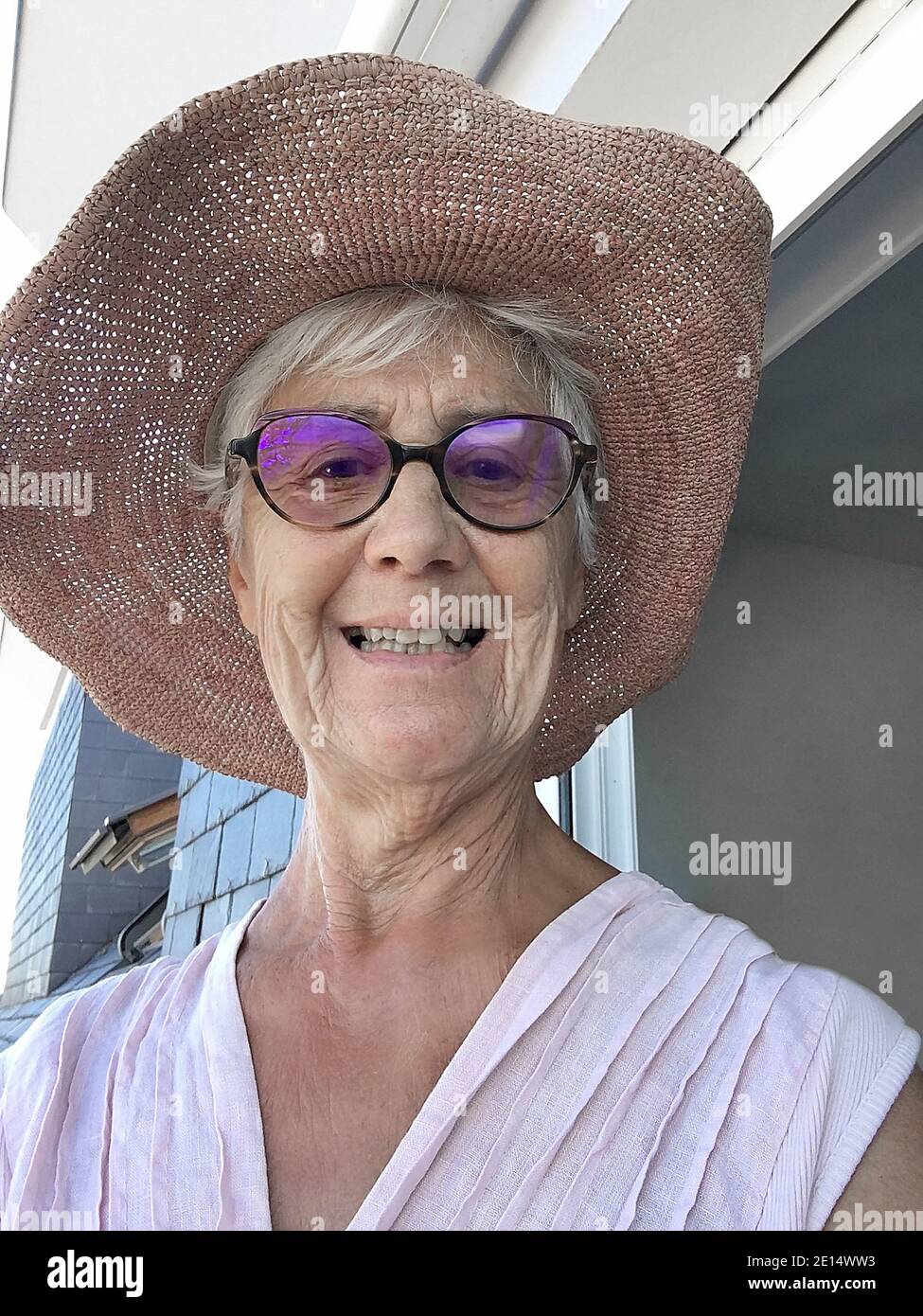 ritratto di una persona anziana felice con cappello estivo Foto Stock