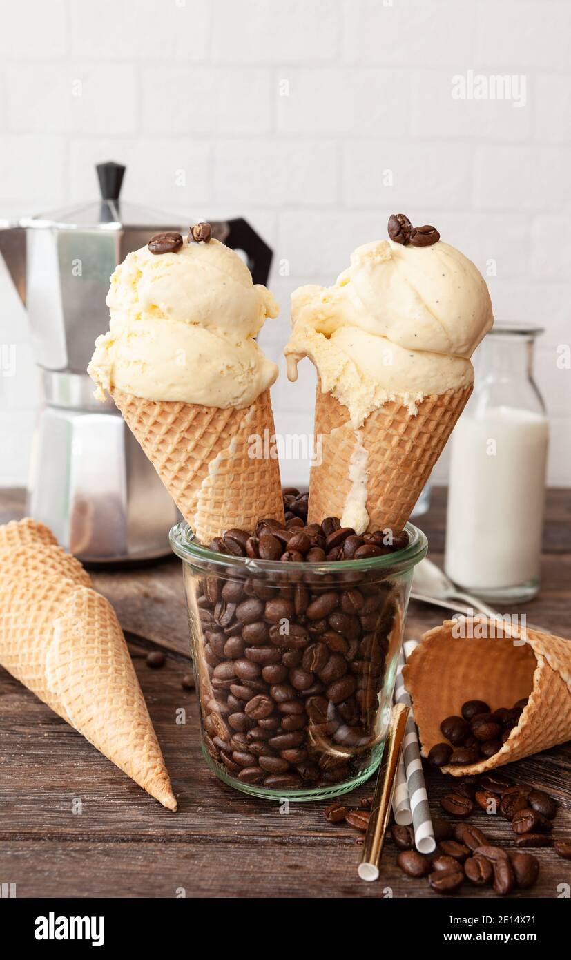 Sessole di gelato in coni waffle Foto Stock