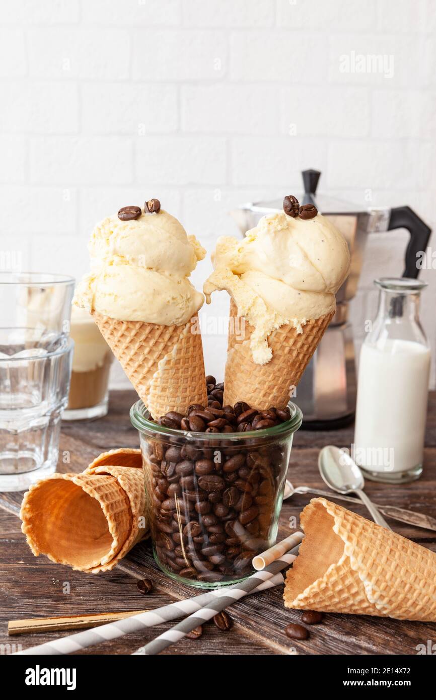 Sessole di gelato in coni waffle Foto Stock