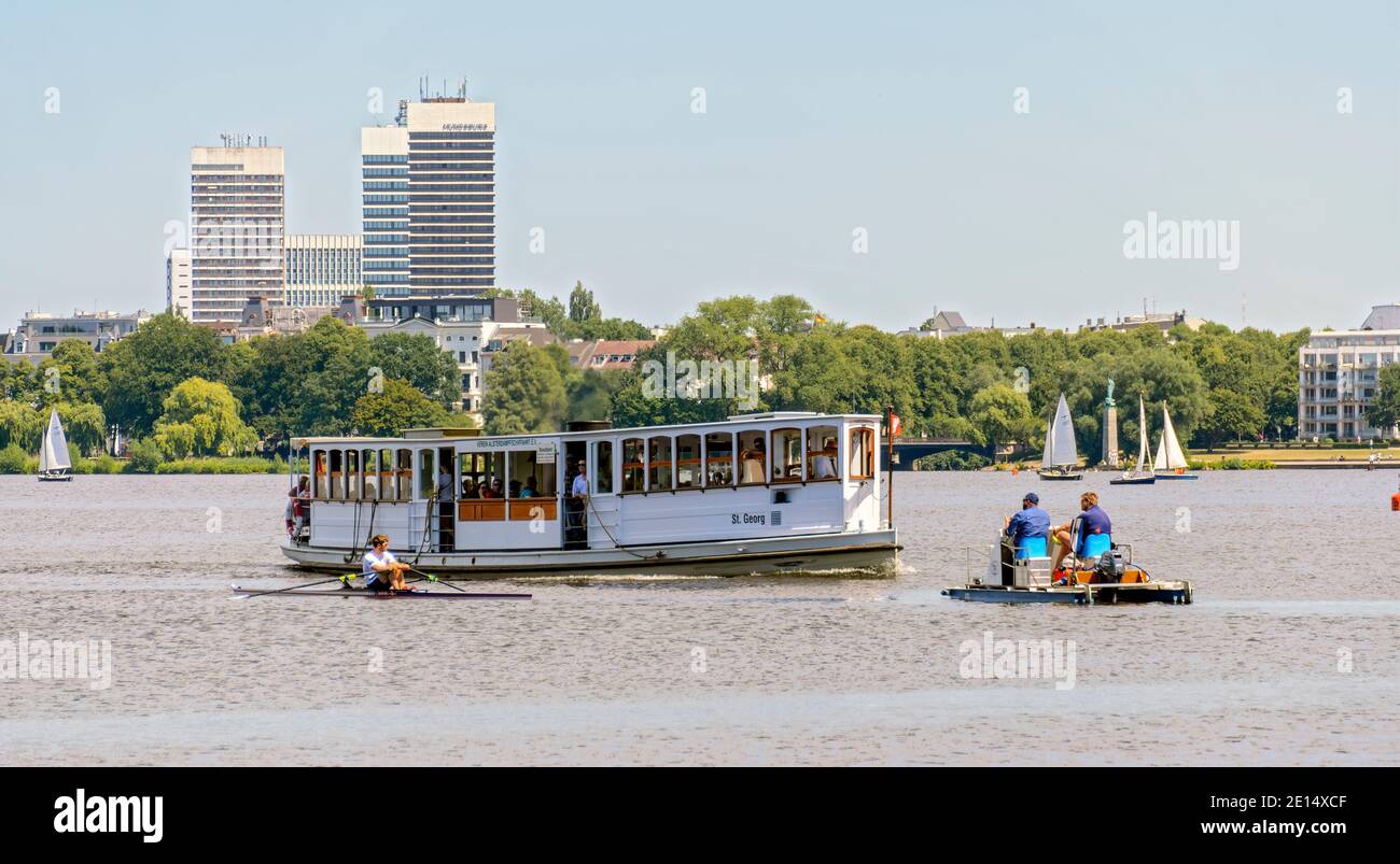 Barca a remi, catamarano elettrico e nave da esursione storica sul lago esterno Alster di Amburgo, Germania Foto Stock