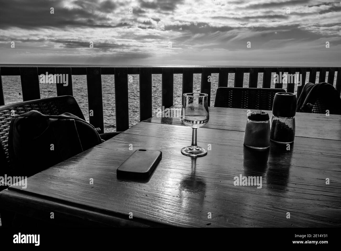 Tramonto all'oceano in UN ristorante in Black e. Bianco Foto Stock