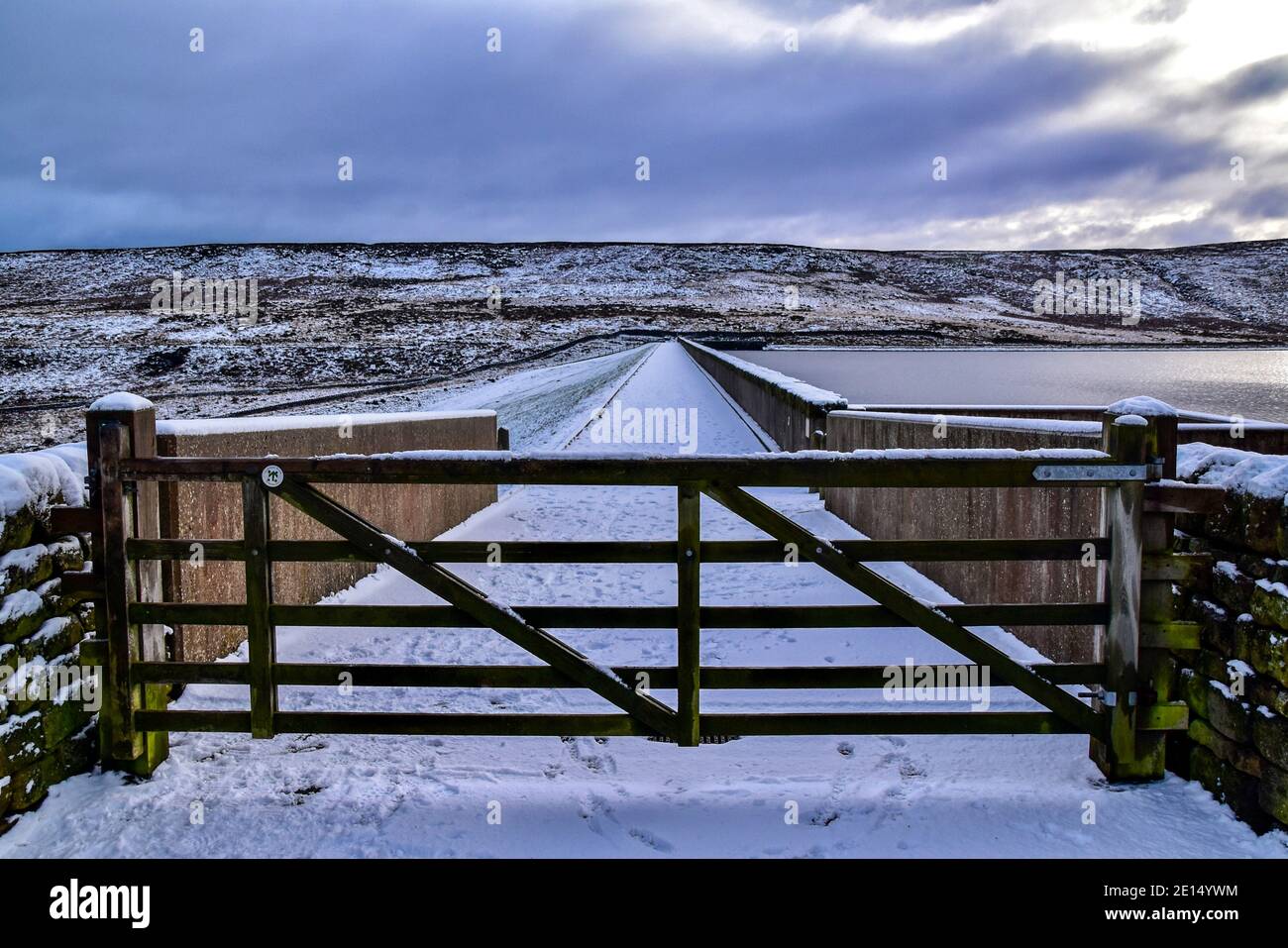Porta alla diga del lago artificiale di Withens Clough. Foto Stock