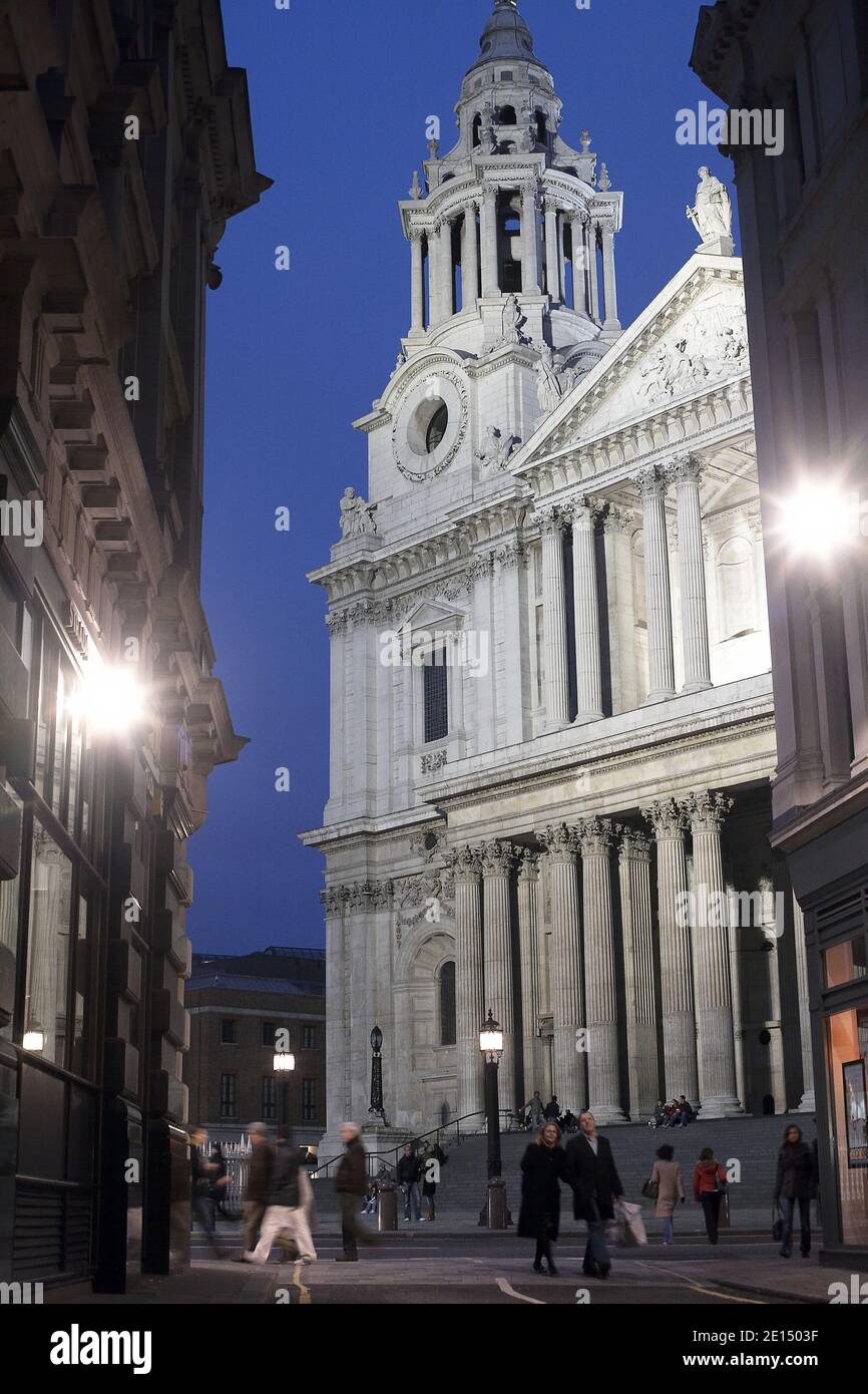 GRAN BRETAGNA / Inghilterra / Londra / una vista notturna della Cattedrale di San Paolo costruita da Sir Christopher Wren nel centro di Londra. Foto Stock