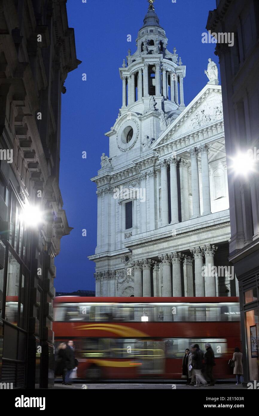 Autobus a due piani Red London che passa davanti alla Cattedrale di St Paul's nella Distretto finanziario della città di Londra Foto Stock