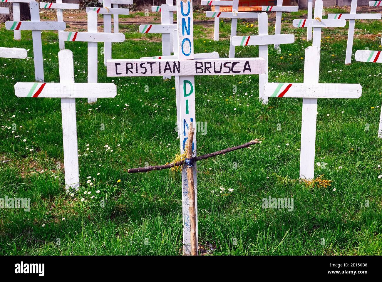 Padova, Italia. Il falso cimitero in memoria degli imprenditori veneziani che si suicidarono a causa della crisi economica iniziata nel 2008. Il cimitero è stato allestito nei giardini pubblici dal movimento dell'ala destra delle forcelle. Foto Stock