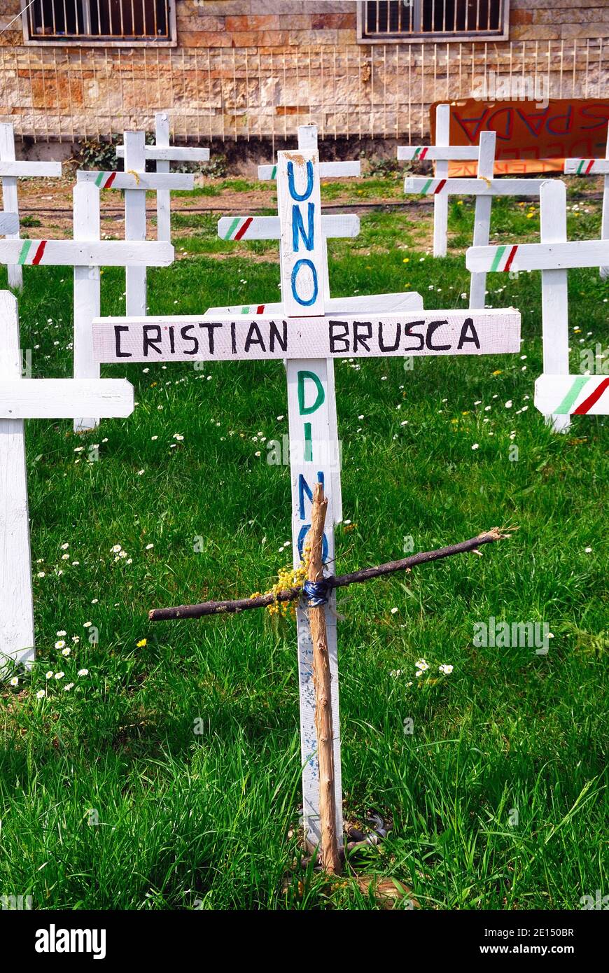 Padova, Italia. Il falso cimitero in memoria degli imprenditori veneziani che si suicidarono a causa della crisi economica iniziata nel 2008. Il cimitero è stato allestito nei giardini pubblici dal movimento dell'ala destra delle forcelle. Foto Stock