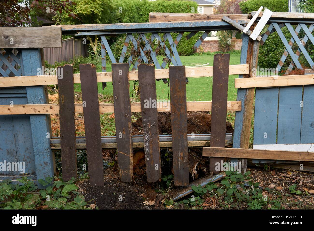 Recinzione in legno nel cortile di una casa Foto Stock