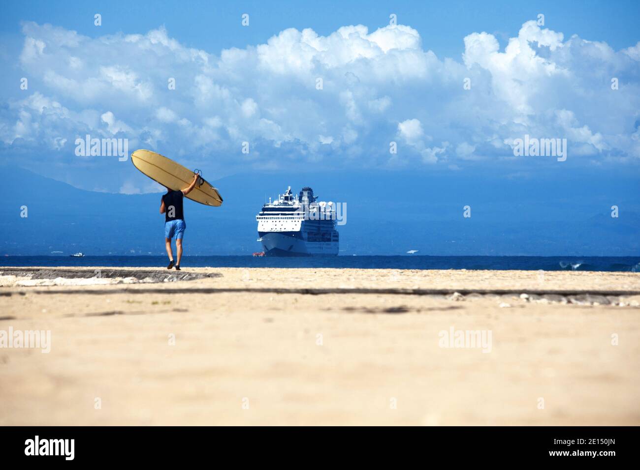cartolina turistica - vuoto sfondo esotico di viaggio con oceano grande nave, spiaggia e surf a piedi Foto Stock