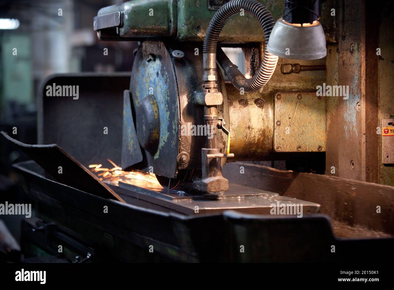 closeup di tornio metallico che lavora contro fabbrica industriale sfondo interno, nessuno Foto Stock